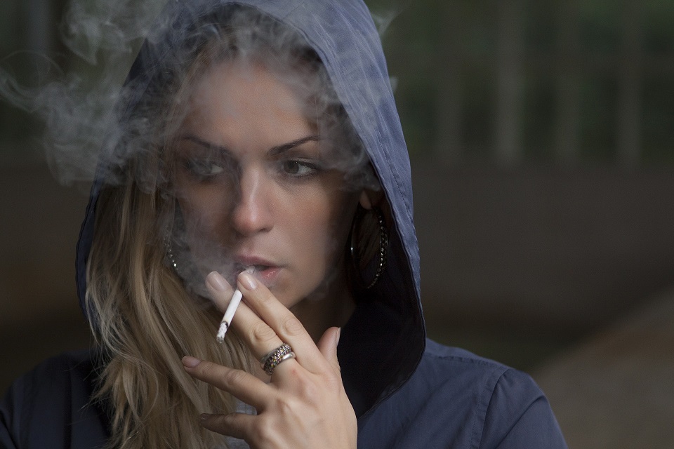 los riesgos del tabaco afecta cada vez más a las edad crítica - reclutamiento de fumadores