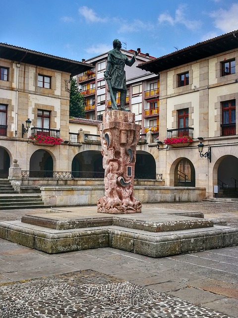escultura en la plaza de Guernica