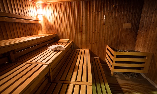 la sauna seca tiene una temperatura entre 80 y 90º