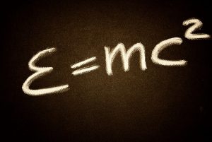La ecuación más famosa derivada de esta teoría es \(E=mc^2\), que establece la equivalencia entre masa y energía.