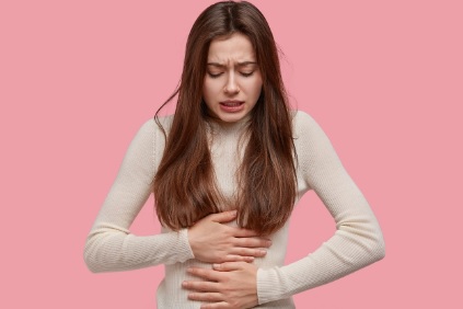 las fluctuaciones hormonales durante el ciclo menstrual suelen contribuir a la hinchazón abdominal y molestias gástricas