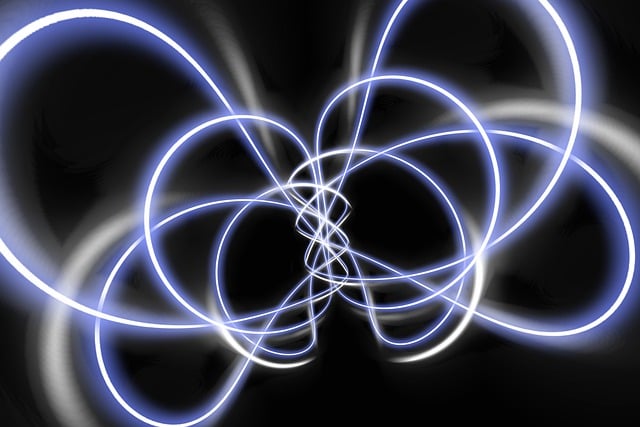 La teoría de cuerdas busca unificar la gravedad mediante la descripción de partículas fundamentales como cuerdas vibrantes.